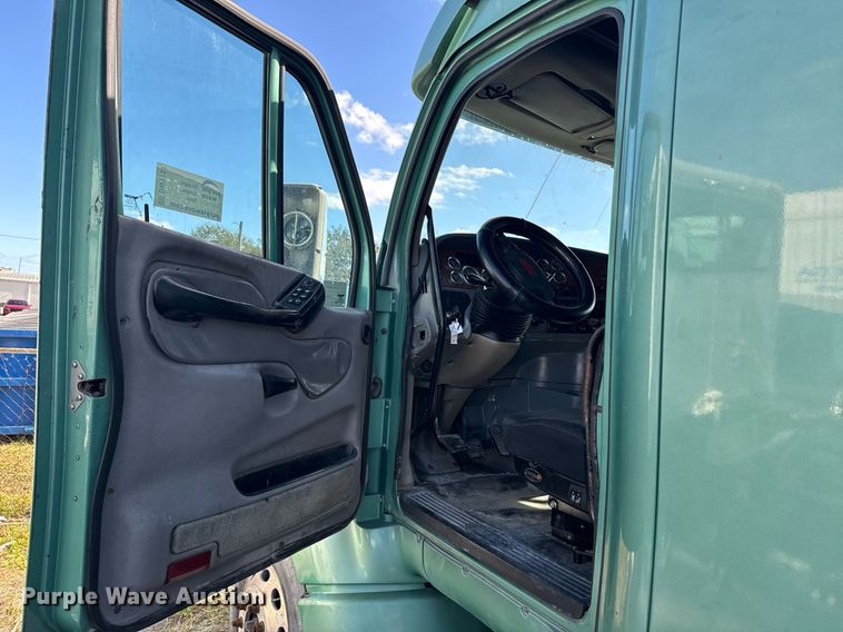 image for item DW1781 2009 Peterbilt 387 semi truck