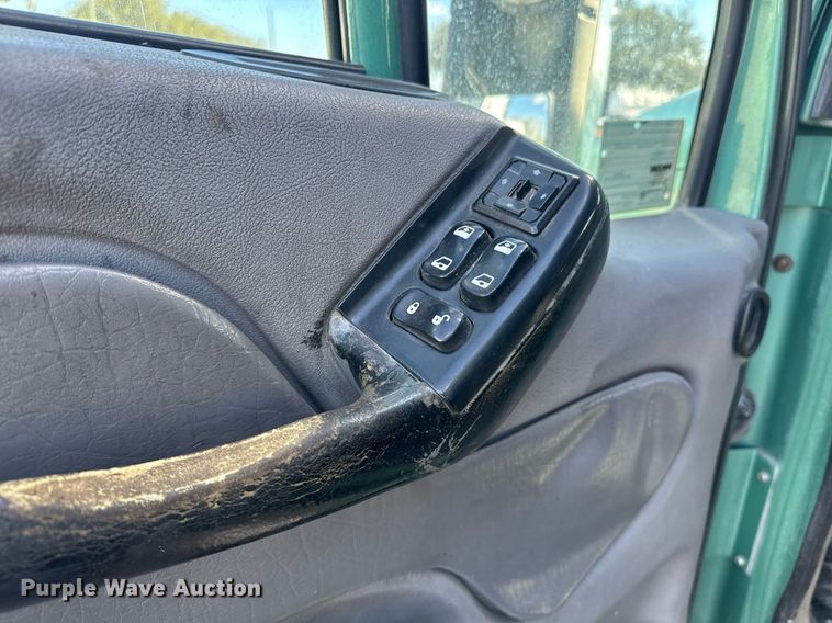 image for item DW1781 2009 Peterbilt 387 semi truck