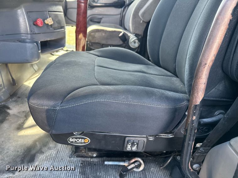 image for item DW1781 2009 Peterbilt 387 semi truck