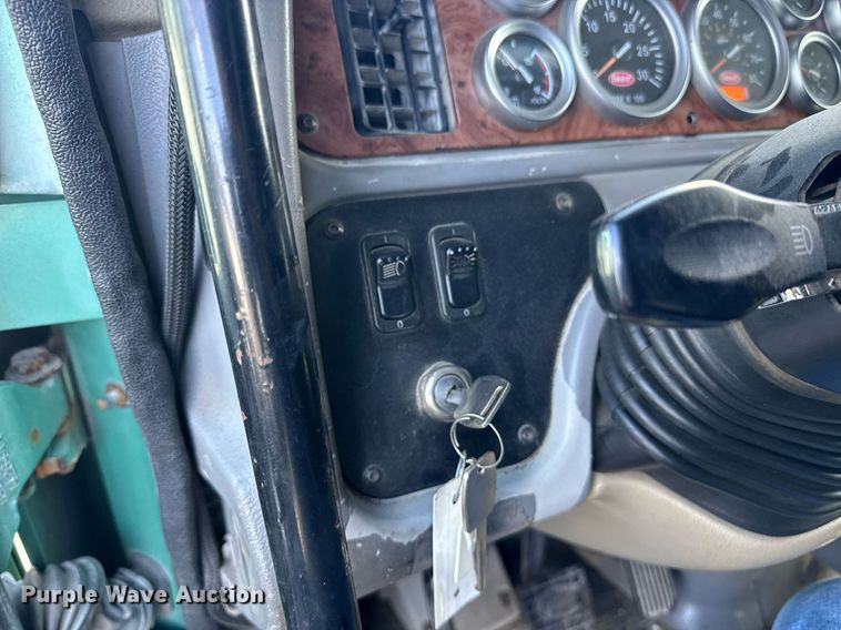 image for item DW1781 2009 Peterbilt 387 semi truck