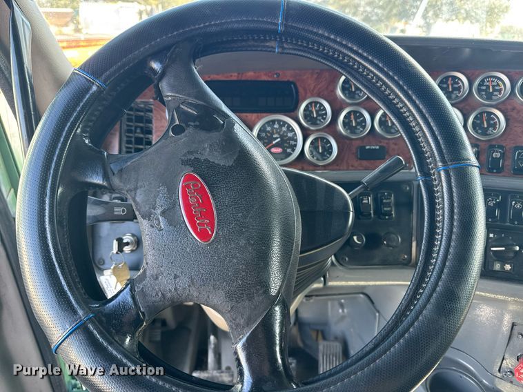 image for item DW1781 2009 Peterbilt 387 semi truck