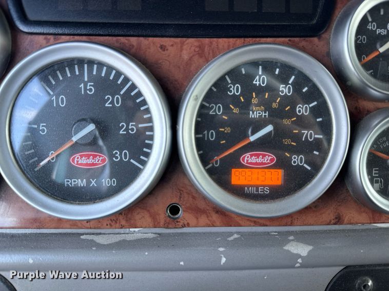 image for item DW1781 2009 Peterbilt 387 semi truck