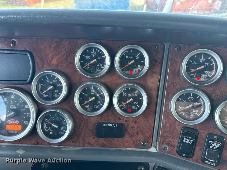 image for item DW1781 2009 Peterbilt 387 semi truck