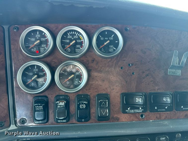 image for item DW1781 2009 Peterbilt 387 semi truck