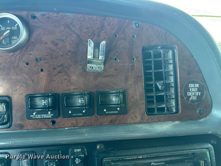 image for item DW1781 2009 Peterbilt 387 semi truck