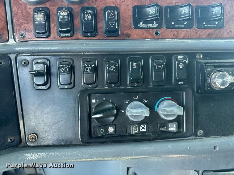 image for item DW1781 2009 Peterbilt 387 semi truck