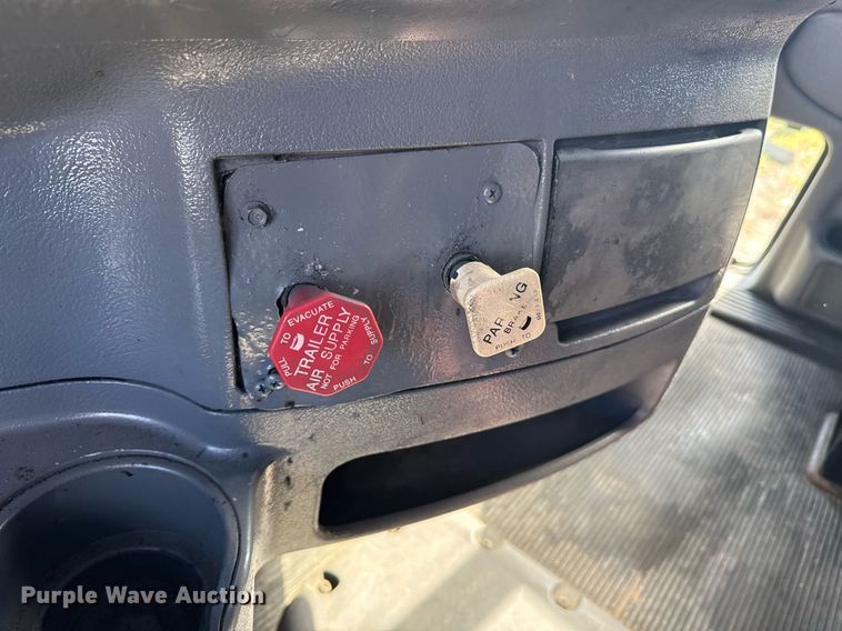 image for item DW1781 2009 Peterbilt 387 semi truck