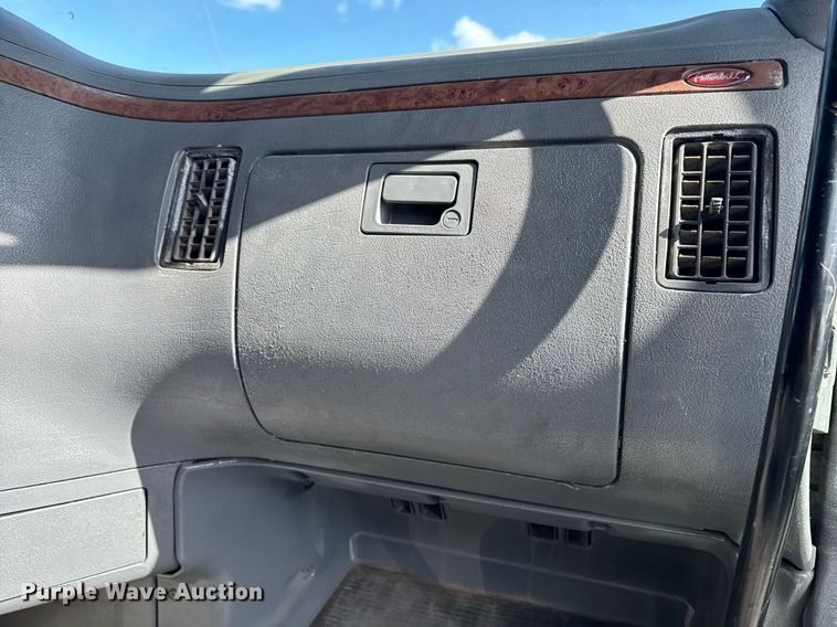 image for item DW1781 2009 Peterbilt 387 semi truck