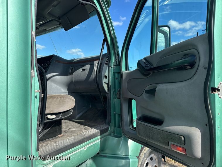 image for item DW1781 2009 Peterbilt 387 semi truck