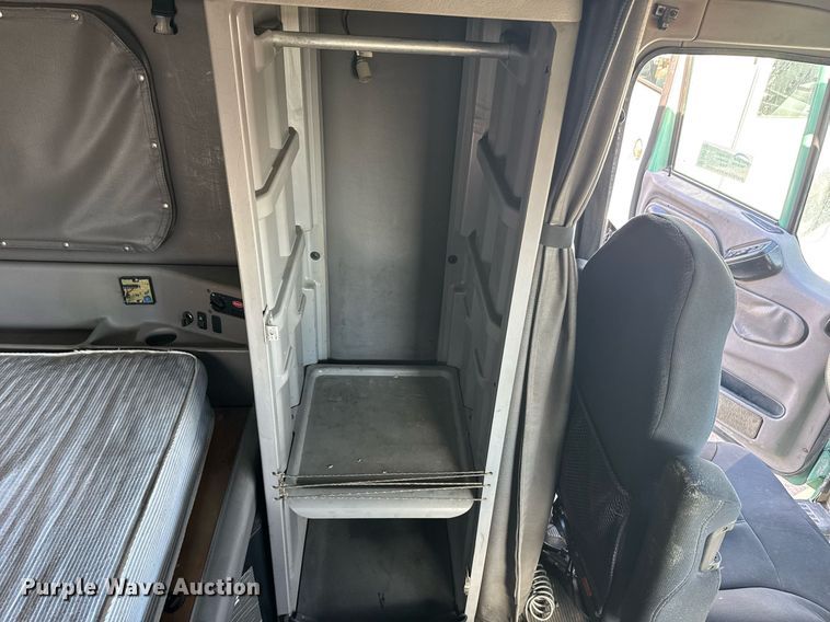 image for item DW1781 2009 Peterbilt 387 semi truck