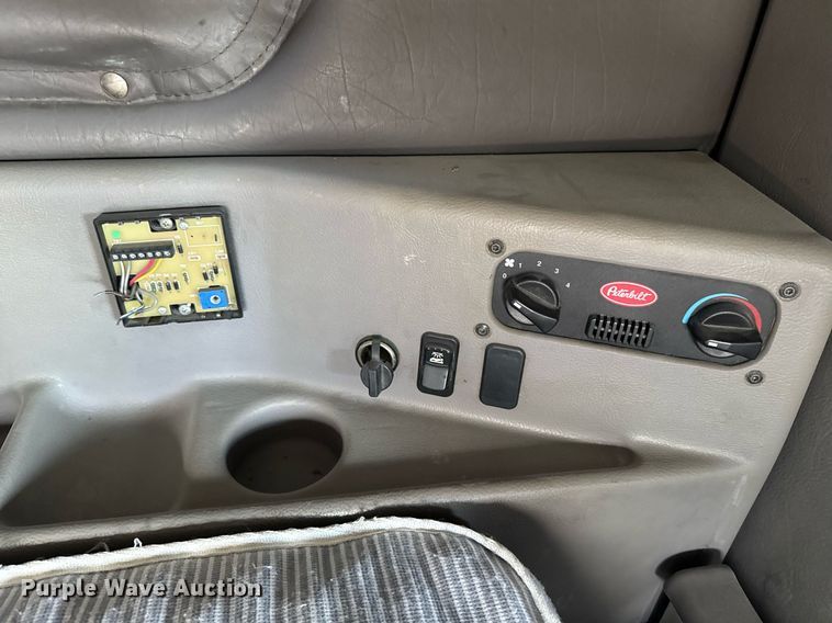 image for item DW1781 2009 Peterbilt 387 semi truck