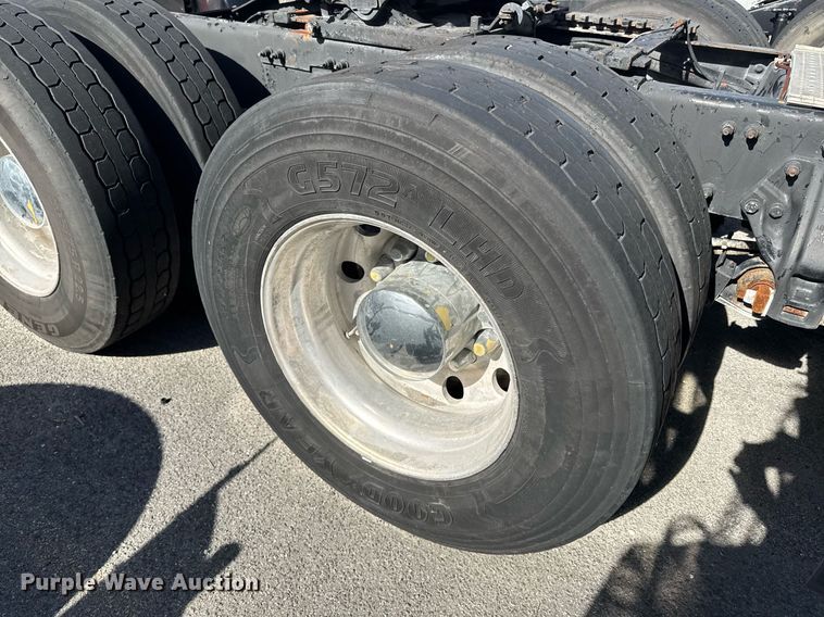 image for item DW1781 2009 Peterbilt 387 semi truck