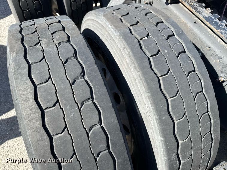 image for item DW1781 2009 Peterbilt 387 semi truck