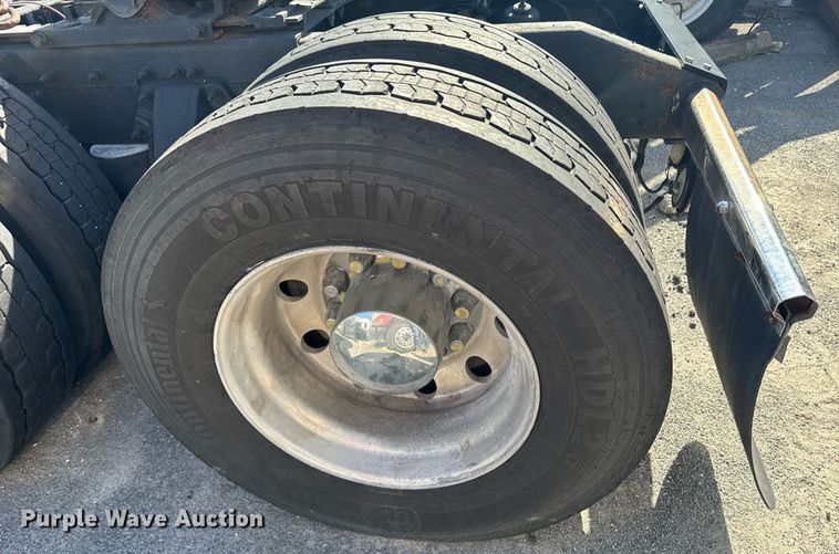 image for item DW1781 2009 Peterbilt 387 semi truck