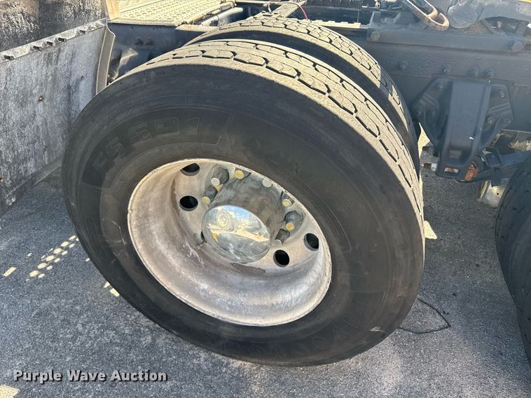 image for item DW1781 2009 Peterbilt 387 semi truck