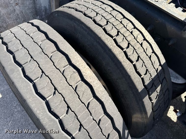 image for item DW1781 2009 Peterbilt 387 semi truck