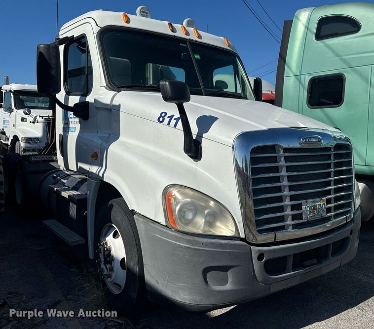 image for item DW1782 2014 Freightliner Cascadia  semi truck