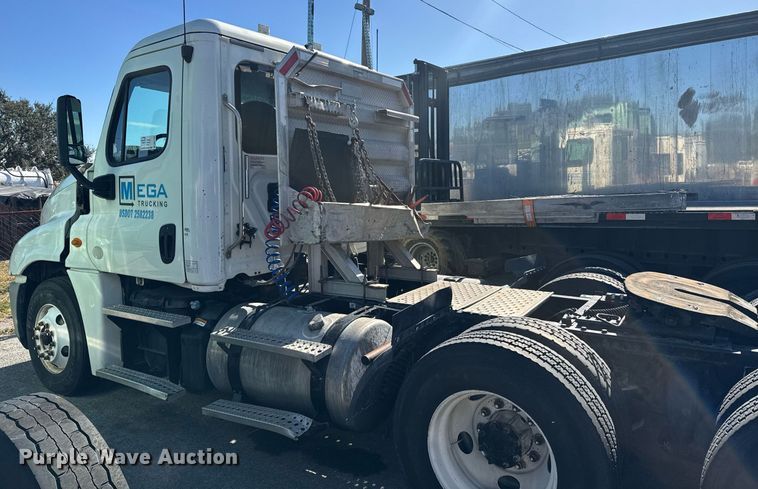 image for item DW1782 2014 Freightliner Cascadia  semi truck