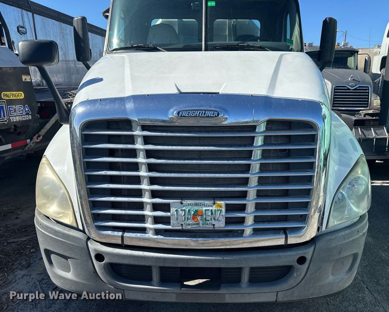 image for item DW1782 2014 Freightliner Cascadia  semi truck