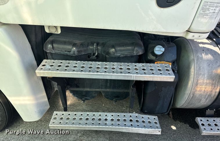 image for item DW1782 2014 Freightliner Cascadia  semi truck