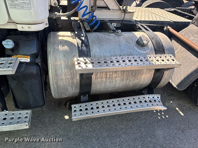 image for item DW1782 2014 Freightliner Cascadia  semi truck