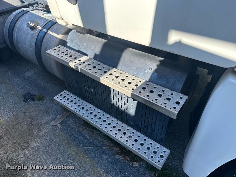 image for item DW1782 2014 Freightliner Cascadia  semi truck