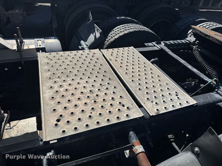 image for item DW1782 2014 Freightliner Cascadia  semi truck