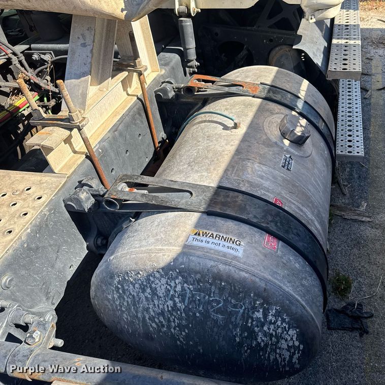 image for item DW1782 2014 Freightliner Cascadia  semi truck