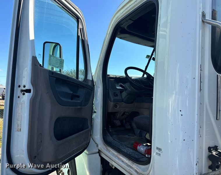 image for item DW1782 2014 Freightliner Cascadia  semi truck