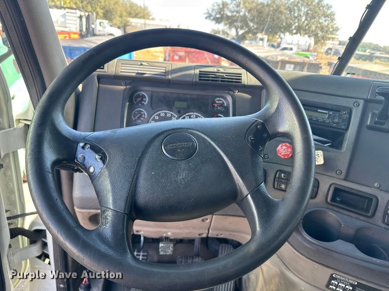 image for item DW1782 2014 Freightliner Cascadia  semi truck