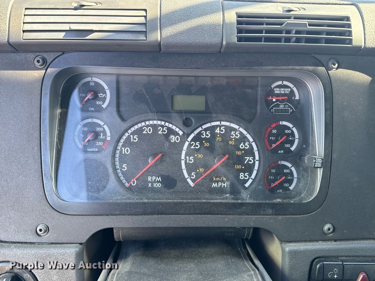 image for item DW1782 2014 Freightliner Cascadia  semi truck