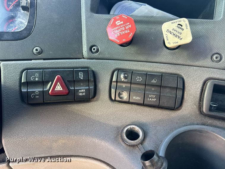 image for item DW1782 2014 Freightliner Cascadia  semi truck