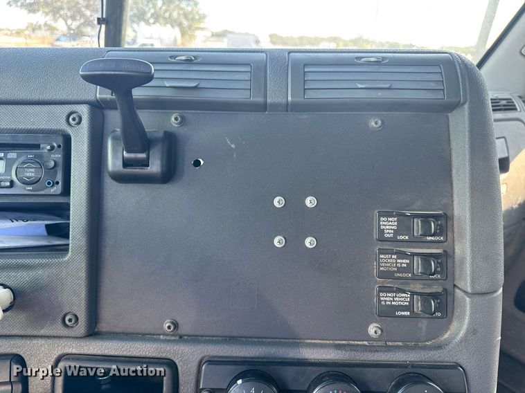 image for item DW1782 2014 Freightliner Cascadia  semi truck