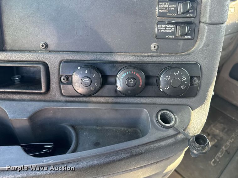 image for item DW1782 2014 Freightliner Cascadia  semi truck