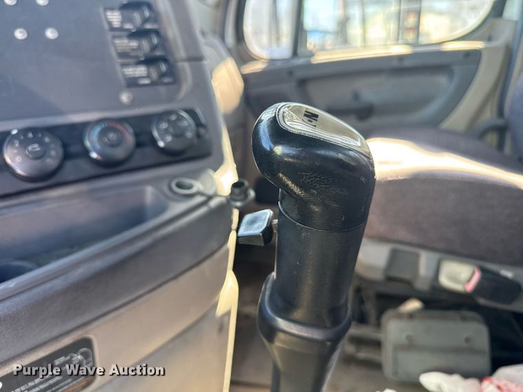 image for item DW1782 2014 Freightliner Cascadia  semi truck