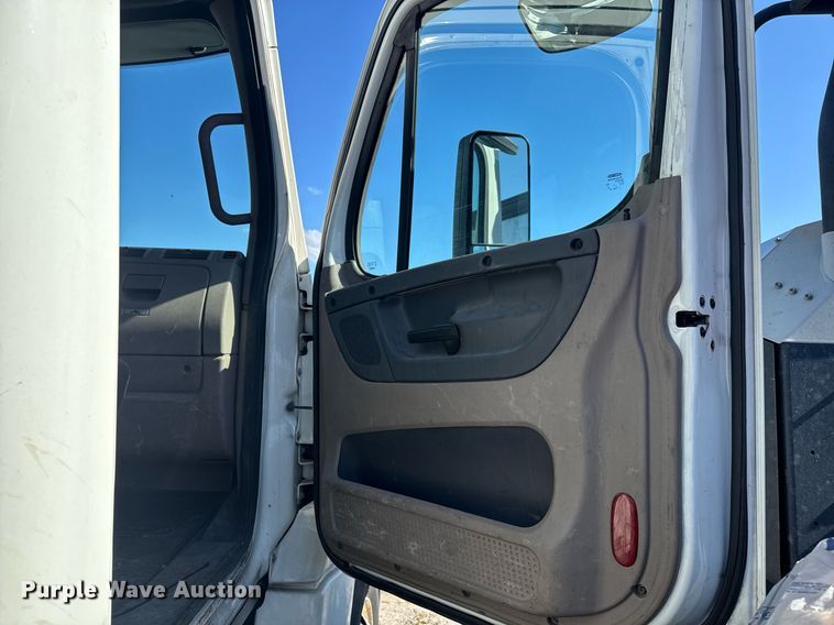 image for item DW1782 2014 Freightliner Cascadia  semi truck