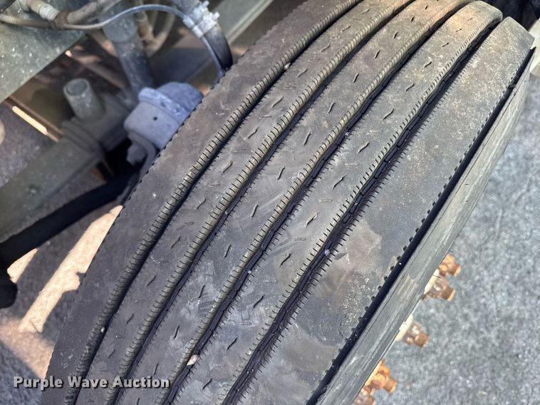 image for item DW1782 2014 Freightliner Cascadia  semi truck