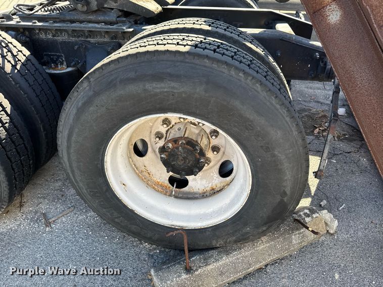 image for item DW1782 2014 Freightliner Cascadia  semi truck