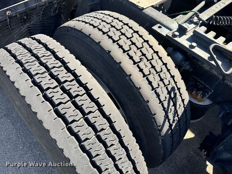 image for item DW1782 2014 Freightliner Cascadia  semi truck