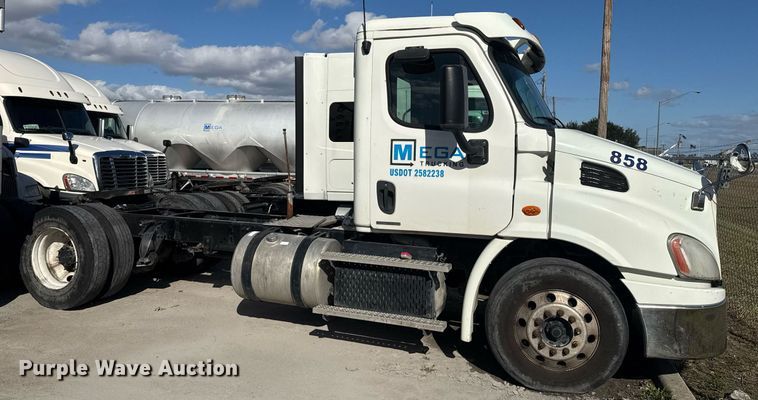 image for item DW1789 2014 Freightliner Cascadia semi truck