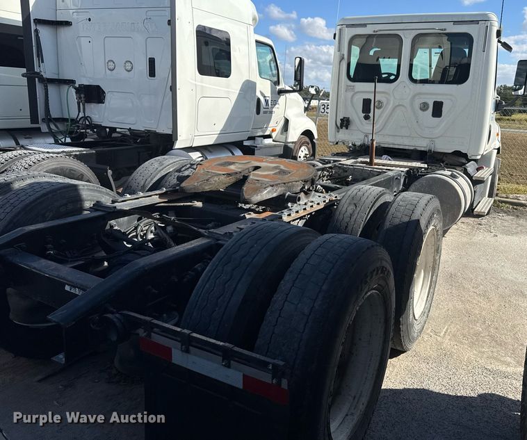 image for item DW1789 2014 Freightliner Cascadia semi truck