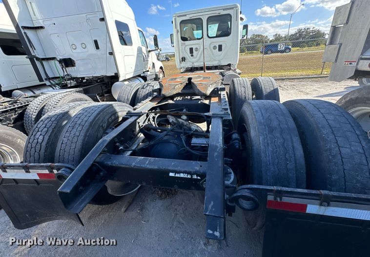 image for item DW1789 2014 Freightliner Cascadia semi truck