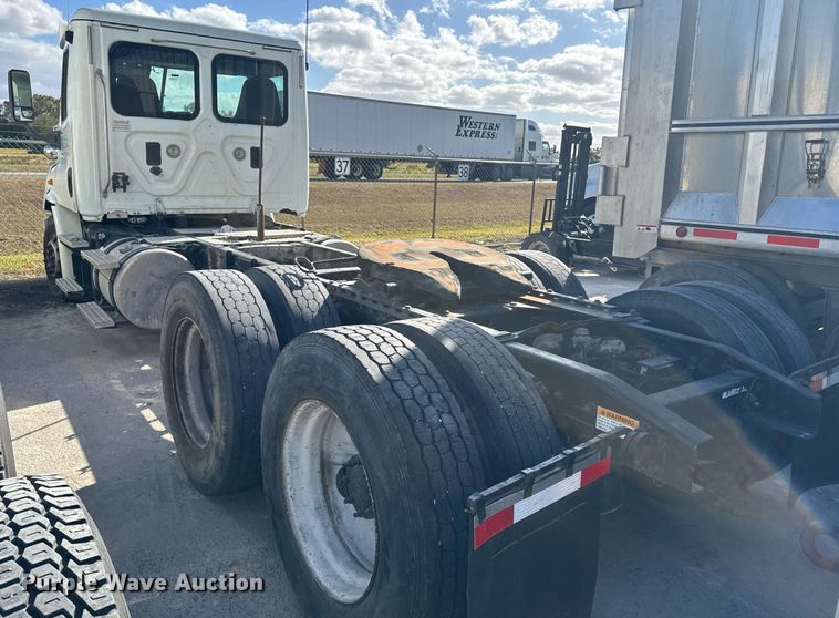 image for item DW1789 2014 Freightliner Cascadia semi truck