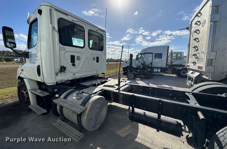image for item DW1789 2014 Freightliner Cascadia semi truck