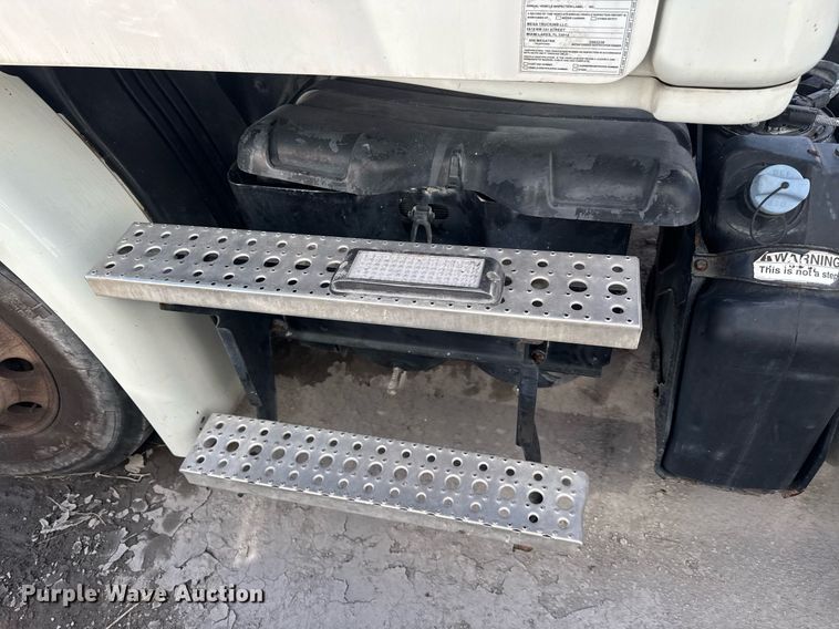 image for item DW1789 2014 Freightliner Cascadia semi truck