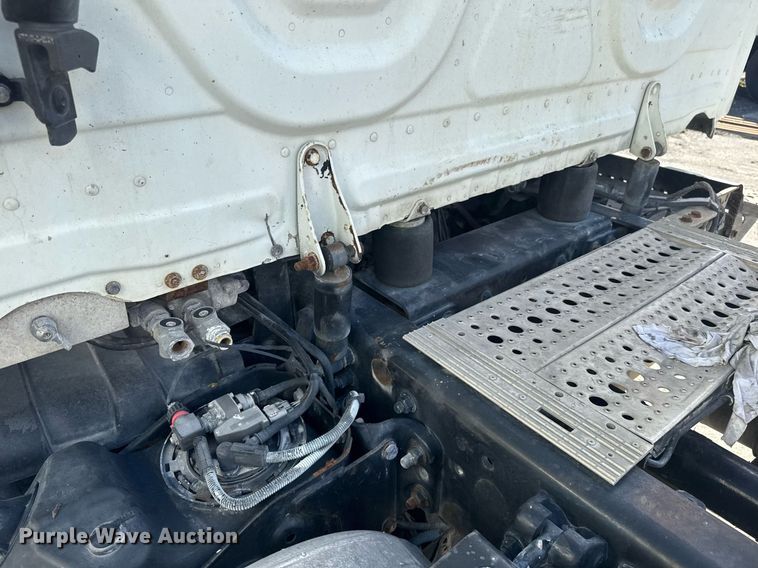 image for item DW1789 2014 Freightliner Cascadia semi truck