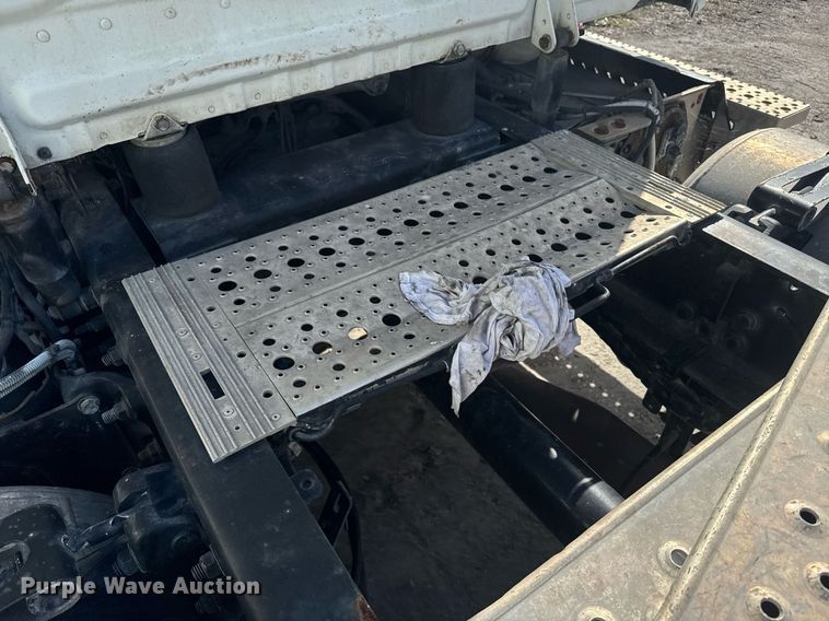 image for item DW1789 2014 Freightliner Cascadia semi truck