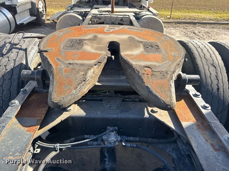 image for item DW1789 2014 Freightliner Cascadia semi truck