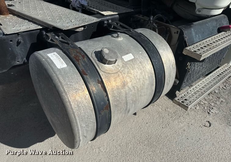 image for item DW1789 2014 Freightliner Cascadia semi truck