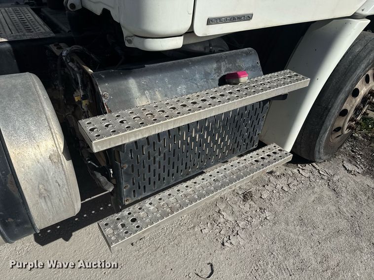 image for item DW1789 2014 Freightliner Cascadia semi truck